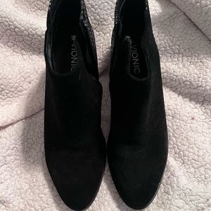 Black Vionic Boots